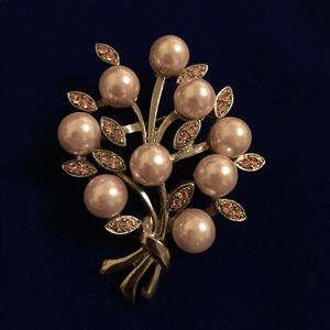 Brooch with pearls and pink rhinestones
